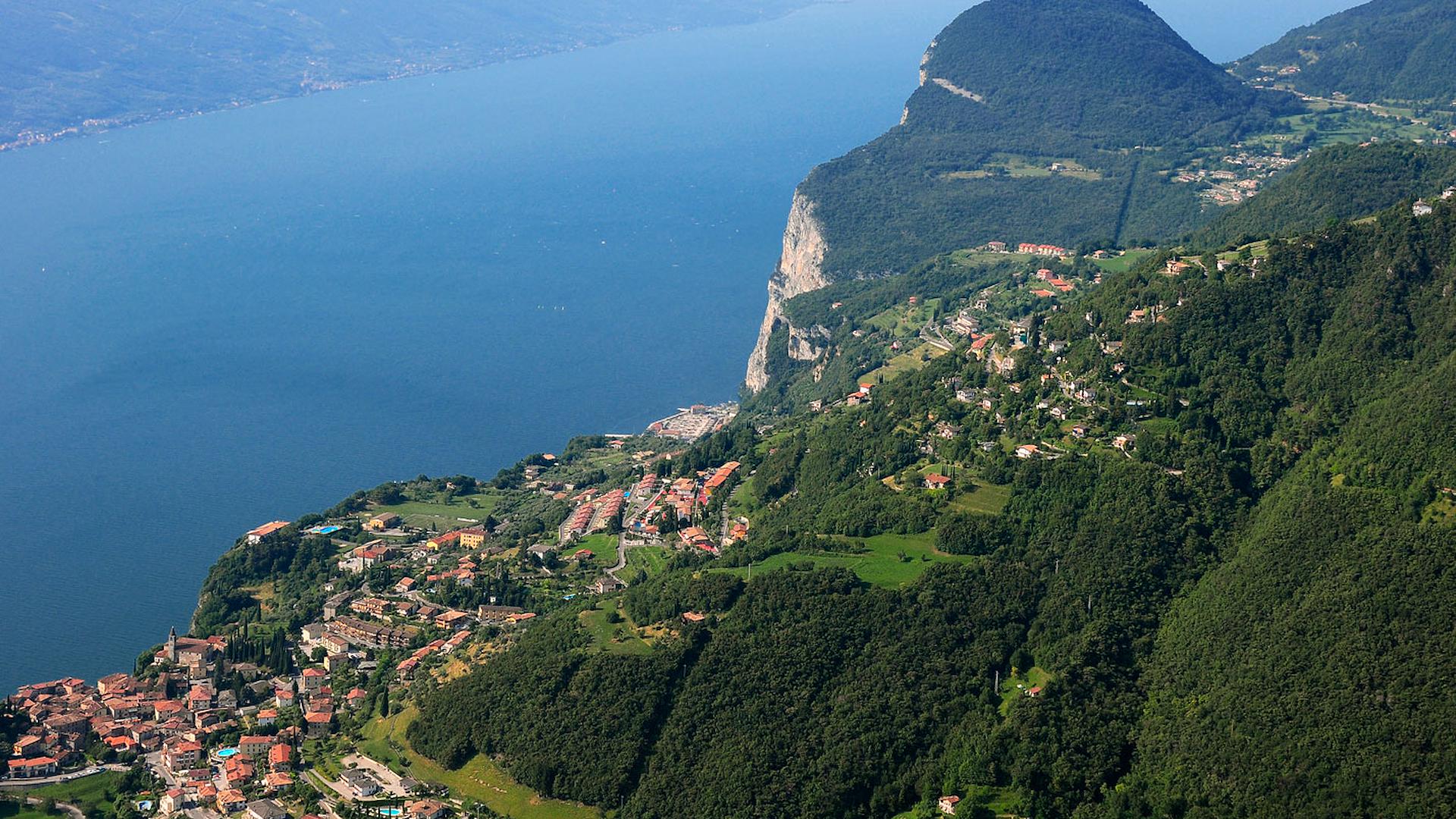 Un altopiano a picco sul Lago di Garda