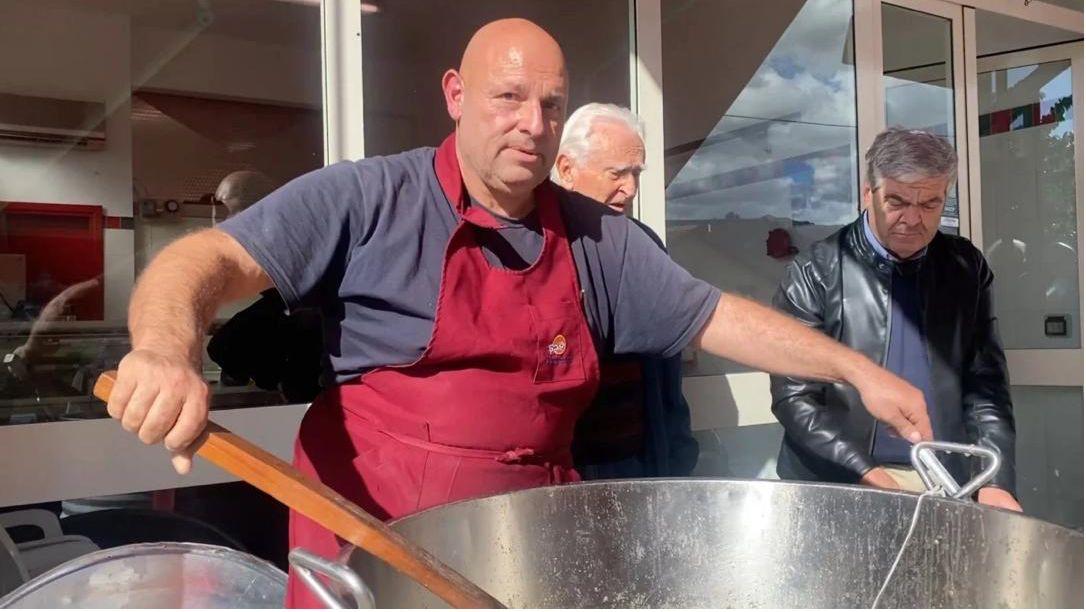 La preparazione delle frittle reggine ad opera di Pino Melissari