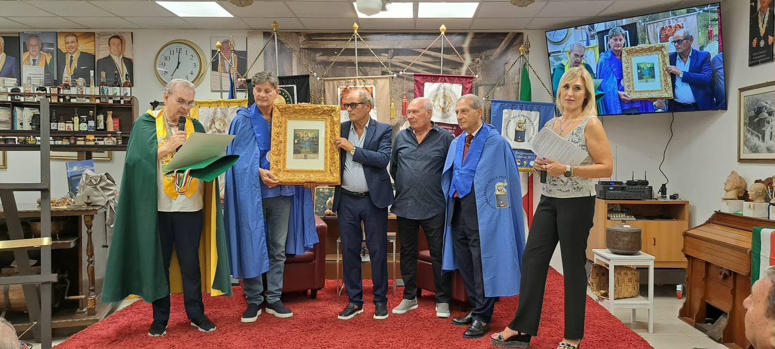 Il priore Nuccio Girolmo consegna il quadro della Madonna, Premio R.U.A., destinato al sindaco della città