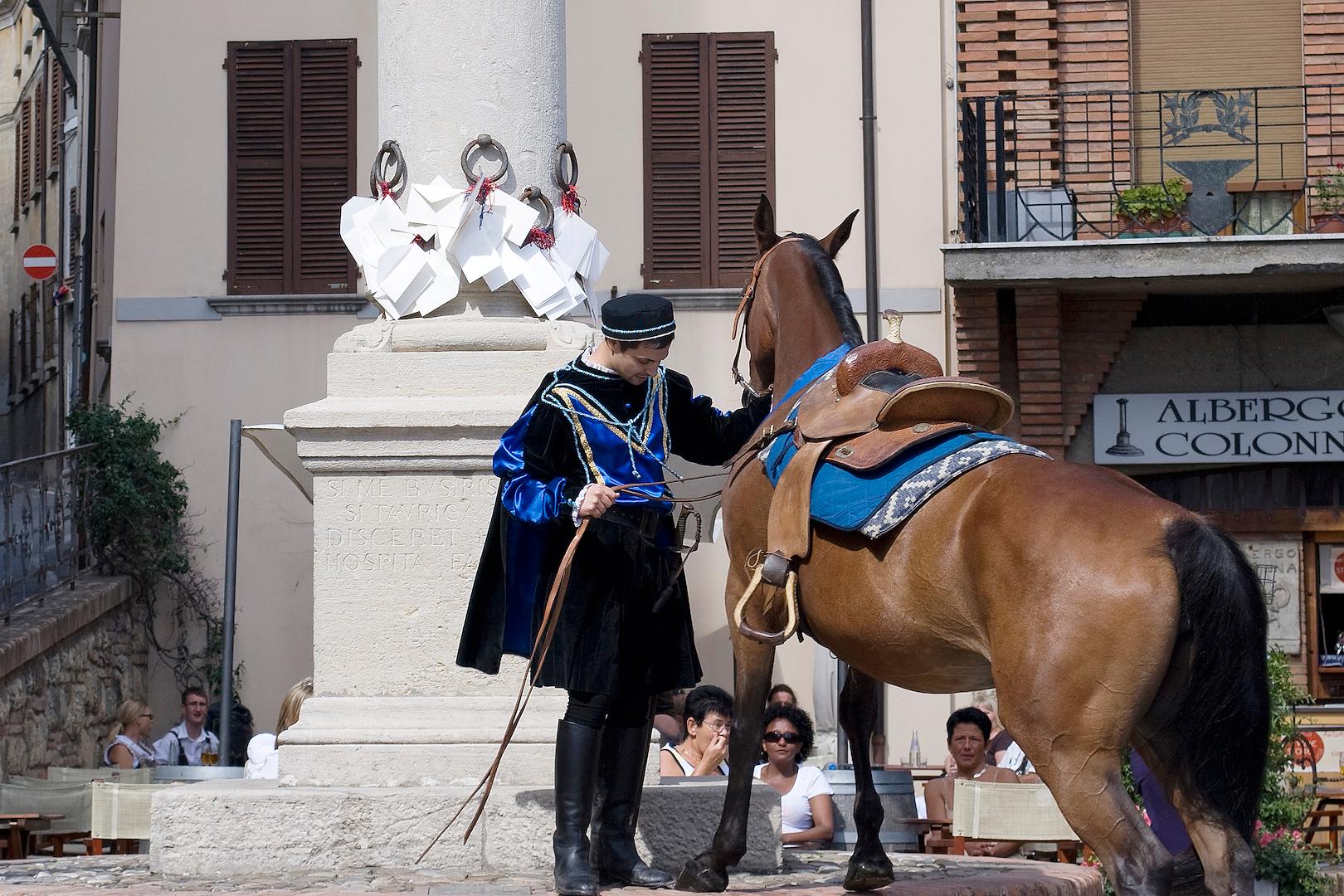Il foresto lega il cavallo all'anello