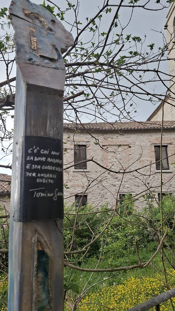 Totem in legno e ceramica