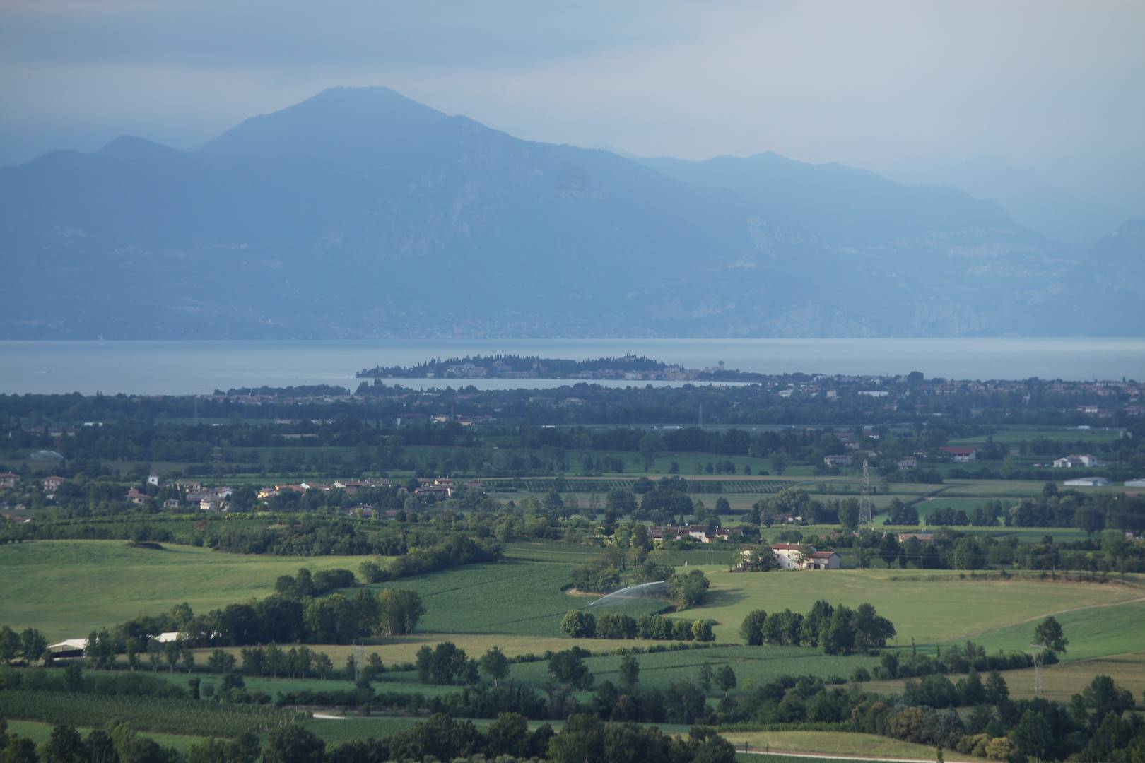 Il Monte Baldo e il Lago di Garda visti dalle Colline Moreniche